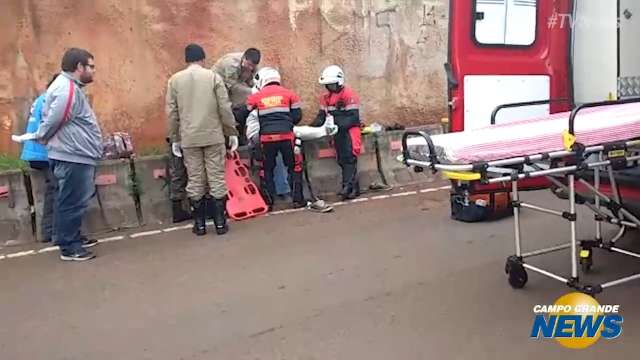 Bombeiros socorrem açougueiro que ficou ferido em acidente de moto