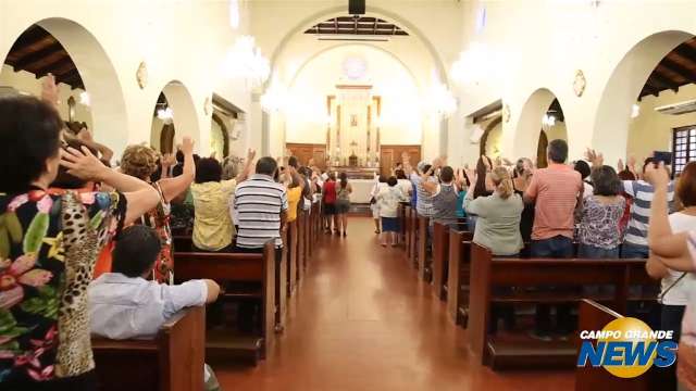 Na novena que atrai milhares, até padre vai em busca de graça