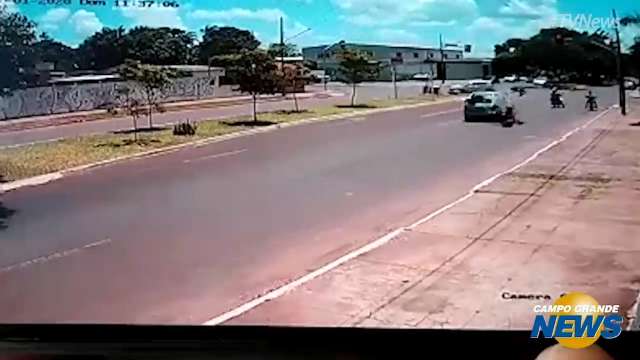 Sem capacete, motociclista voa após colidir em veículo parado