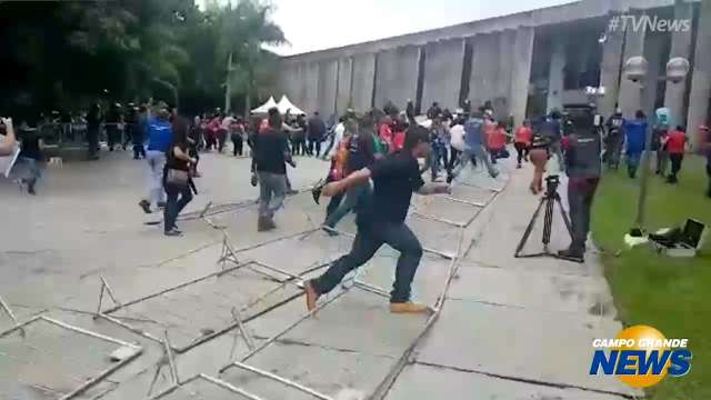 Sessão tumultuada na Assembleia atraiu manifestantes vindos do interior