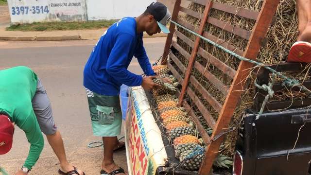 Famoso pela insistência, vendedor de abacaxi já é patrimônio cultural por aqui