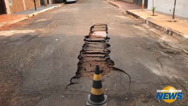 Após caminhão de lixo passar, asfalto cede no Coopharadio