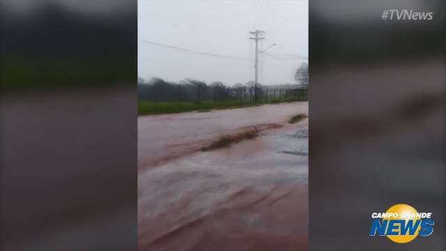 Chuva transforma avenida em rio no Nova Lima