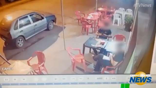 Câmeras de segurança mostram momento em que ladrões invadem restaurante