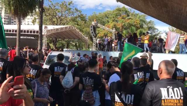 Contra reformas, manifestantes se reúnem na Praça do Rádio e preparam passeata