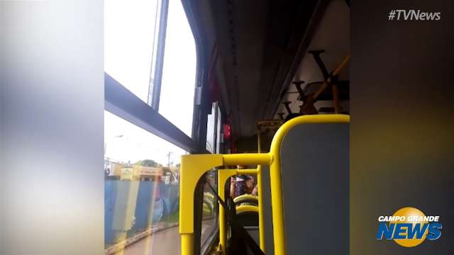 Em dia sem chuva, goteira atrapalha viagem no ônibus da linha 080