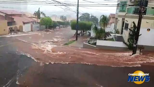 Enxurrada encobre ruas e arrasta veículo em mais uma chuva de verão