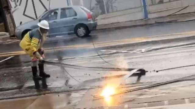 Chuva com ventos fortes danificou semáforo e deixou região sem energia