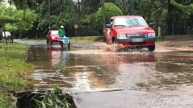 Chuva é sinônimo de transtorno em pontos com lombada na Três Barras