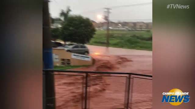 Enxurrada desce forte pela Avenida Tamandaré