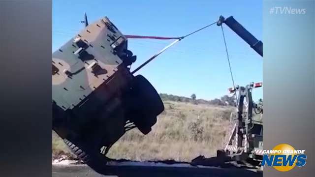 Guincho tomba ao tentar resgatar blindado do Exército