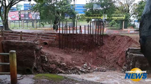 Reparo começa, mas chuva atrapalha conserto da Ricardo Brandão