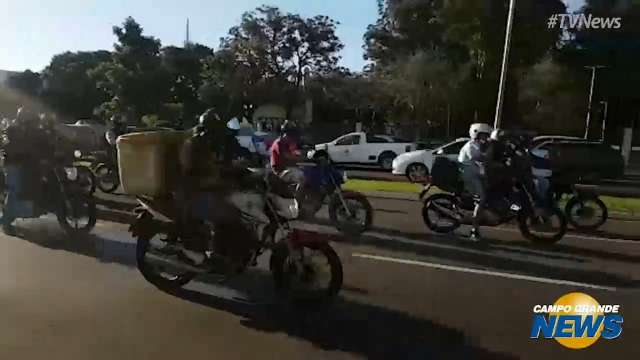 Motociclistas apoiam greve de caminhoneiros e fazem carreata na Capital