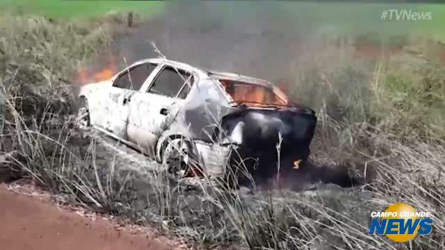 Carro lotado de maconha pega fogo durante perseguição policial