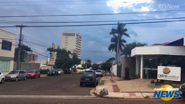 Céu escurece, anuncia chuva e temperatura cai em 8 graus