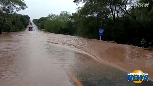 Trecho alagado da BR-262 provoca interrupção do trânsito