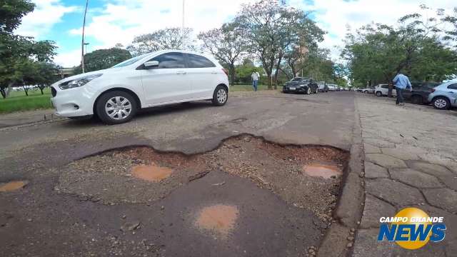 Fora do alcance do tapa-buraco, asfalto da UFMS é tomado por crateras