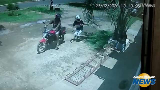 De moto, dupla leva celular de mulher e foge