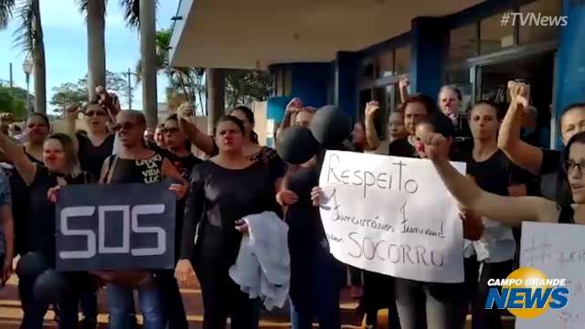 Funcionários de hospital protestam contra escalonamento de salários