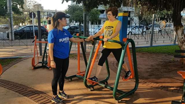 Personal ensina como treinar em academias das praças