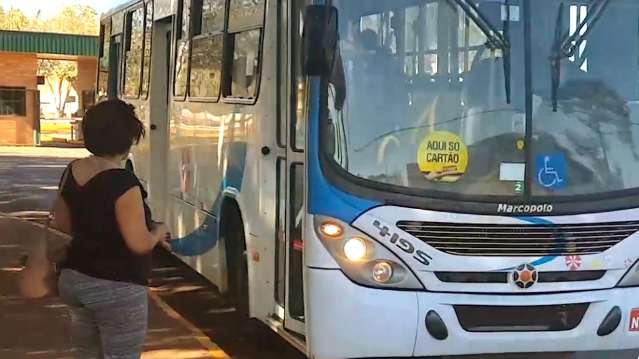 Número de ônibus diminui e usuários reclamam da falta de informação