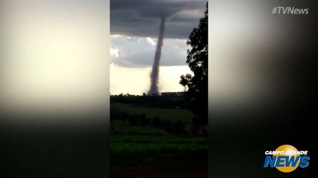 De estrada, morador de Vicentina filma tornado no meio de pasto