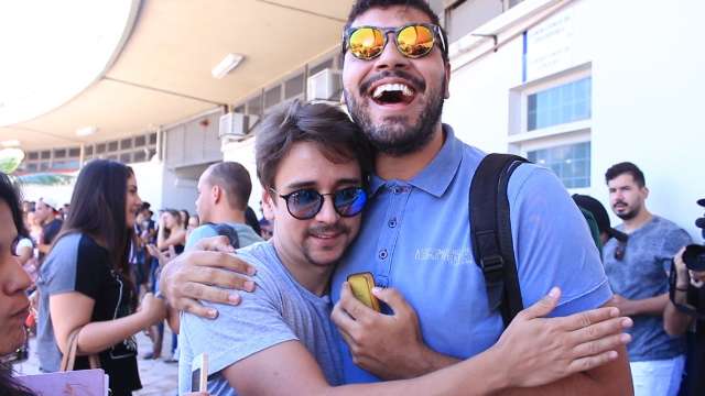 Bruninho e Davi fazem surpresa em faculdade, lugar onde muita gente já começou