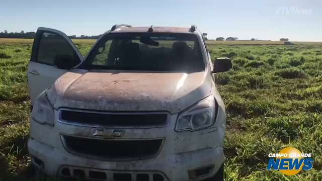 Motorista do tráfico abandona S10 lotada de maconha em pasto