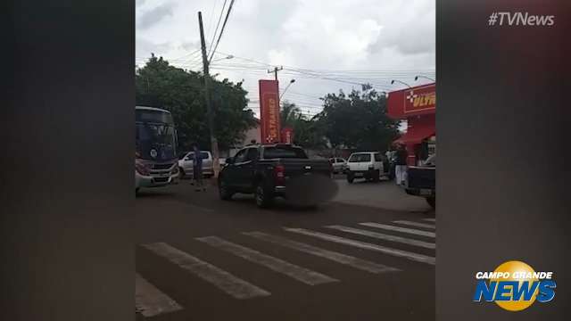 Homem ameaça motorista de ônibus com Machado