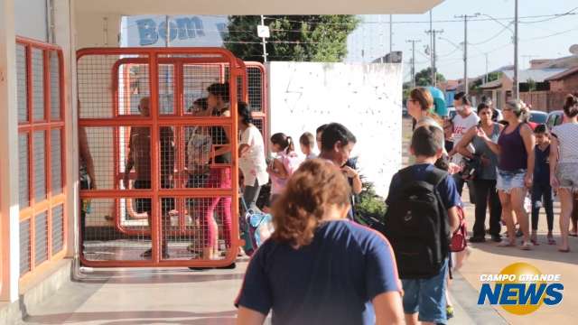 Com greve nas escolas, pais se desdobram para dar almoço aos filhos