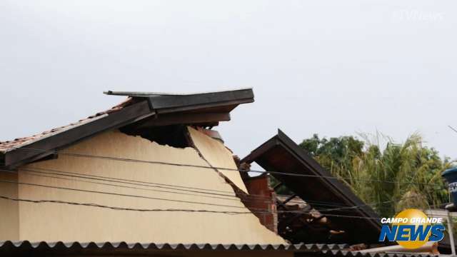 Chuva destruiu casa, provocou pane em semáforos, enxurrada e queda de árvore