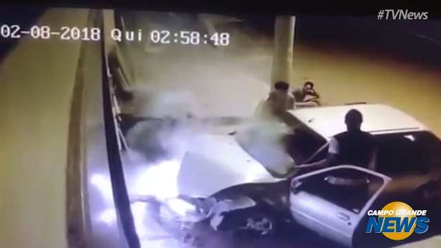 Vídeo mostra Fiesta destruindo muro em Coxim