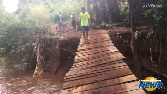 Cansados de esperar, moradores improvisam ponte no Jardim Carioca