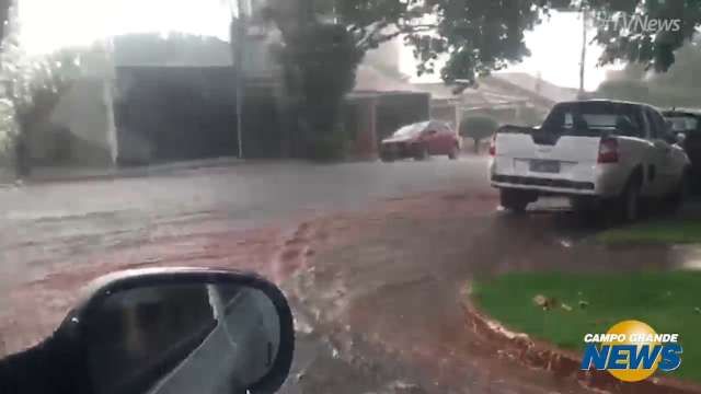 Chuva no cruzamento da Rua de José Oliva com a 13 de Junho no Centro da Capital