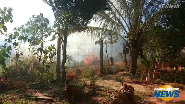 Pela segunda vez em menos de 3 horas, incêndio em terreno toma grande proporção