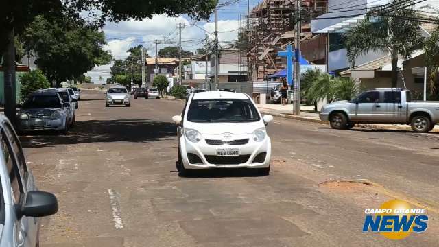 Tapa buracos anda devagar e pais reclamam de problema em frente de escola