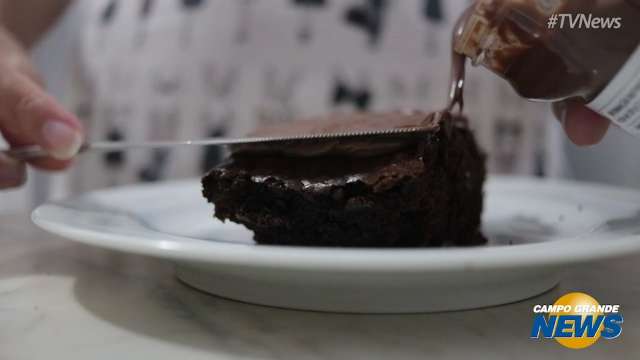 Bolo de chocolate sem farinha, sai em 30 minutos e tem massa que derrete na boca