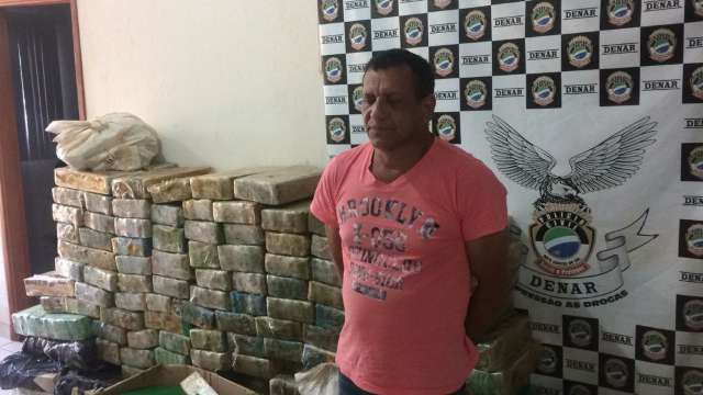 Motorista é preso com 1 tonelada de maconha em fundo falso de caminhão