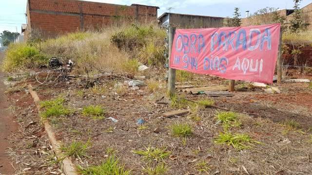 Moradores protestam com faixas contra atraso em obras de calçadas