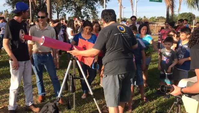 Estudantes se preparam para observar eclipse solar na rotatória do Morenão