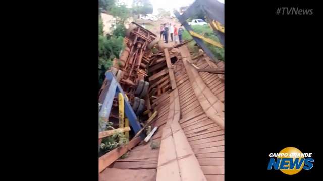 Caminhão com entulhos tenta atravessar ponte, que desaba e tomba veículo