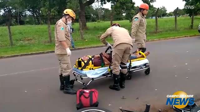 Equipe dos bombeiros durante socorro à vítima de acidente no Bairro Colibri