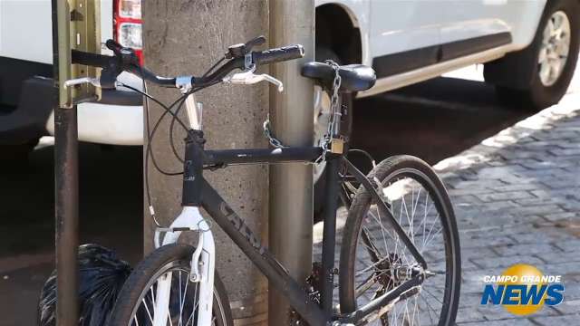 Na Afonso Pena, árvores e postes viram “garagem” de bicicletas