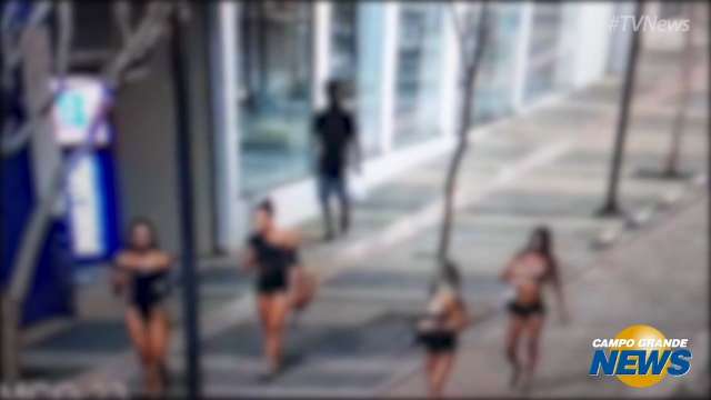 Gangue de travestis furta objetos de carro parado na 14 de Julho