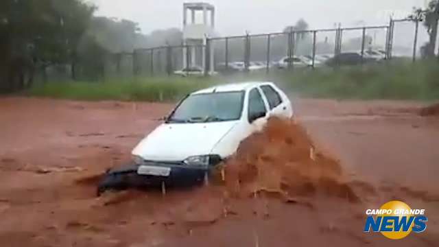 Chuva provoca alagamento em rua de Ponta Porã