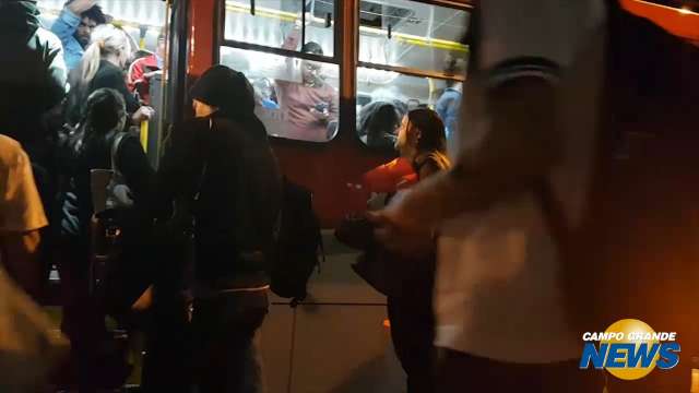 Nos terminais, é difícil entrar no ônibus ou a galera que não sabe fazer fila?