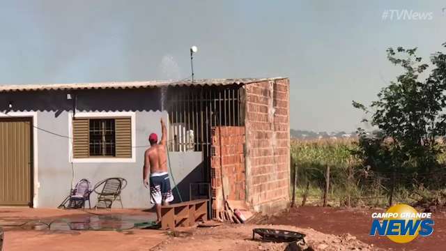 No Jardim Cerejeiras, moradores tomam medidas de segurança contra as chamas