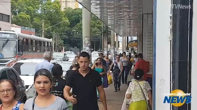 Com décimo-terceiro na conta, consumidor faz até fila antes de loja abrir