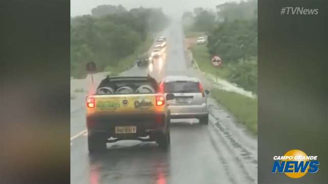 Chuva toma conta de ponte e interrompe trânsito na MS-382