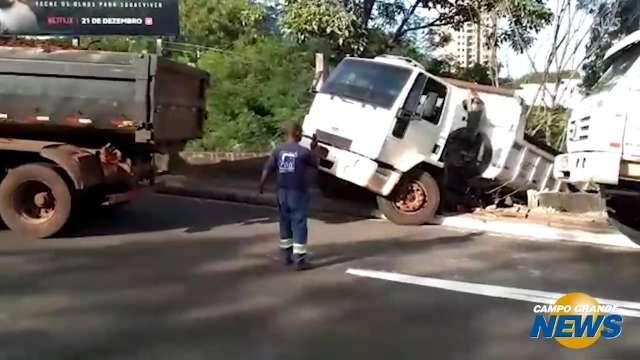 Com outro caminhão e um trator, empresa tenta tirar veículo de ribanceira